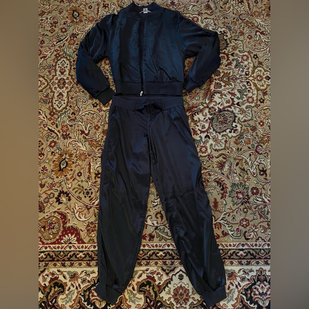 Victoria’s Secret black satin set, zip jacket & elastic tie pants. Sz: XS. Sexy.